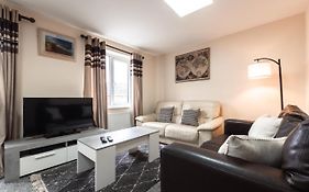 Gemstone - 4 Bedroom House With Free Parking